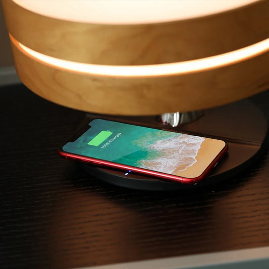 Lampe de table élégante et multifonctionnelle. Haut-parleur TWS intégré, réveil et chargeur sans fil, le tout avec un design épuré et moderne