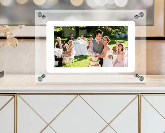 Cadre photo numérique transparent en acrylique, idéal pour afficher vos souvenirs depuis votre smartphone. Clarté et lecture vidéo en mouvement!