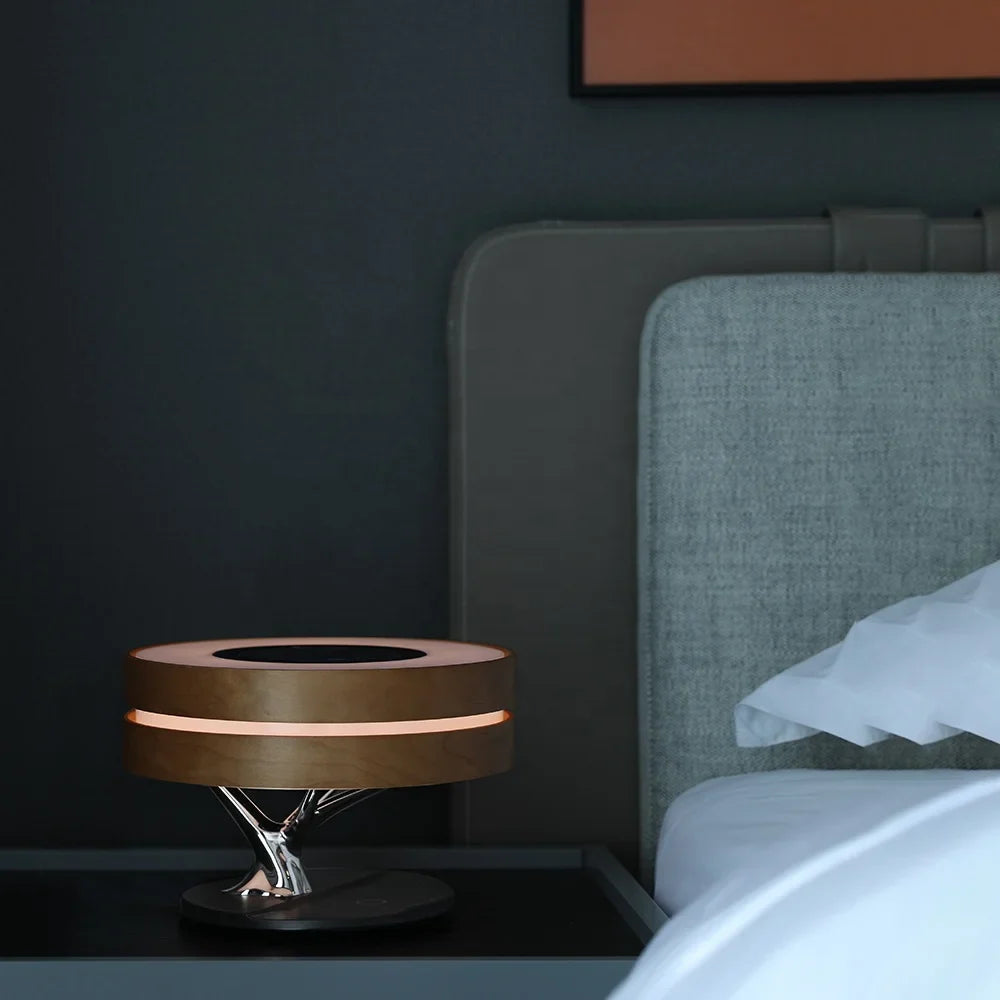 Lampe de table élégante et multifonctionnelle. Haut-parleur TWS intégré, réveil et chargeur sans fil, le tout avec un design épuré et moderne