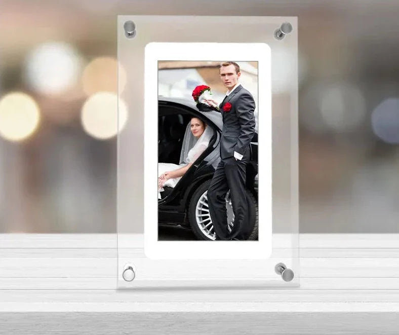 Cadre photo numérique transparent en acrylique, idéal pour afficher vos souvenirs depuis votre smartphone. Clarté et lecture vidéo en mouvement!