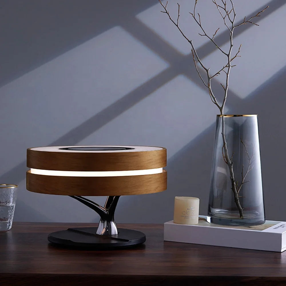 Lampe de table élégante et multifonctionnelle. Haut-parleur TWS intégré, réveil et chargeur sans fil, le tout avec un design épuré et moderne