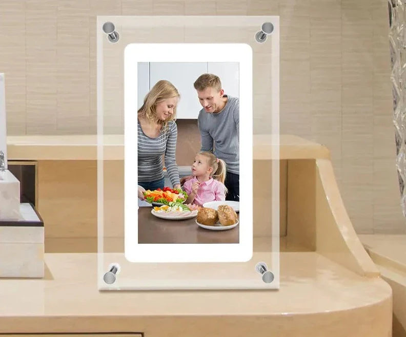 Cadre photo numérique transparent en acrylique, idéal pour afficher vos souvenirs depuis votre smartphone. Clarté et lecture vidéo en mouvement!