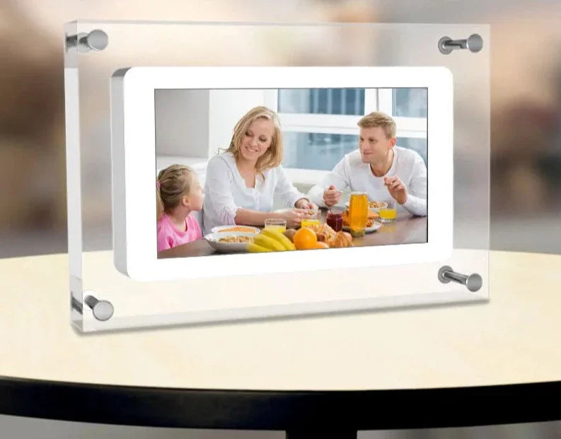 Cadre photo numérique transparent en acrylique, idéal pour afficher vos souvenirs depuis votre smartphone. Clarté et lecture vidéo en mouvement!